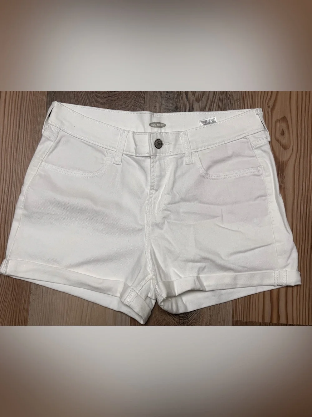 Old Navy White Cuffed Denim Shorts Women’s Size 6 NWOT Stretch Boyfriend